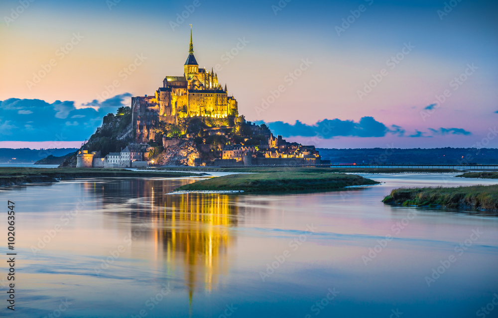 Mont Saint-Michel in twilight at dusk, Normandy, France - obrazy, fototapety, plakaty 