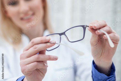 Fotografía Cheerful young oculist is proposing new spectacles