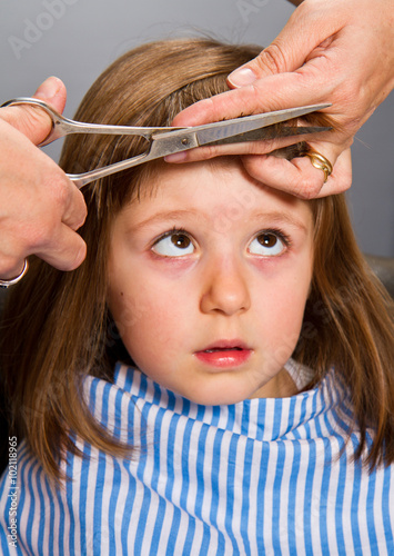 bambina dal parrucchiere Canvas