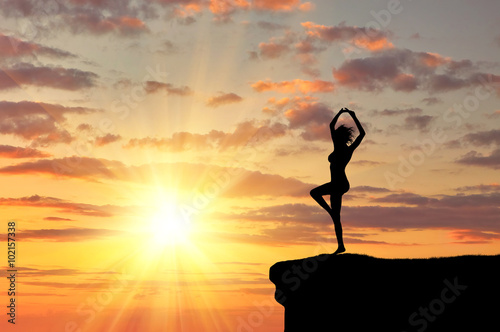 Poster Silhouette eines Mädchens Yoga zu praktizieren