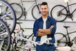 © pikselstock - Salesman in bicycle shop