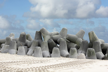 Tetrapoden schützen den Strand im Süden von Sylt