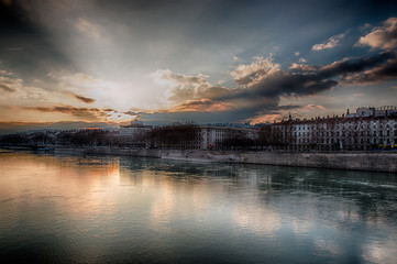 Poster - Coucher de soleil sur la presqu'ile de Lyon vu des quais du Rhône