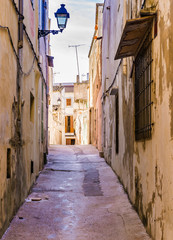 Fototapete - View of a old nostalgic mediterranean narrow alleyway