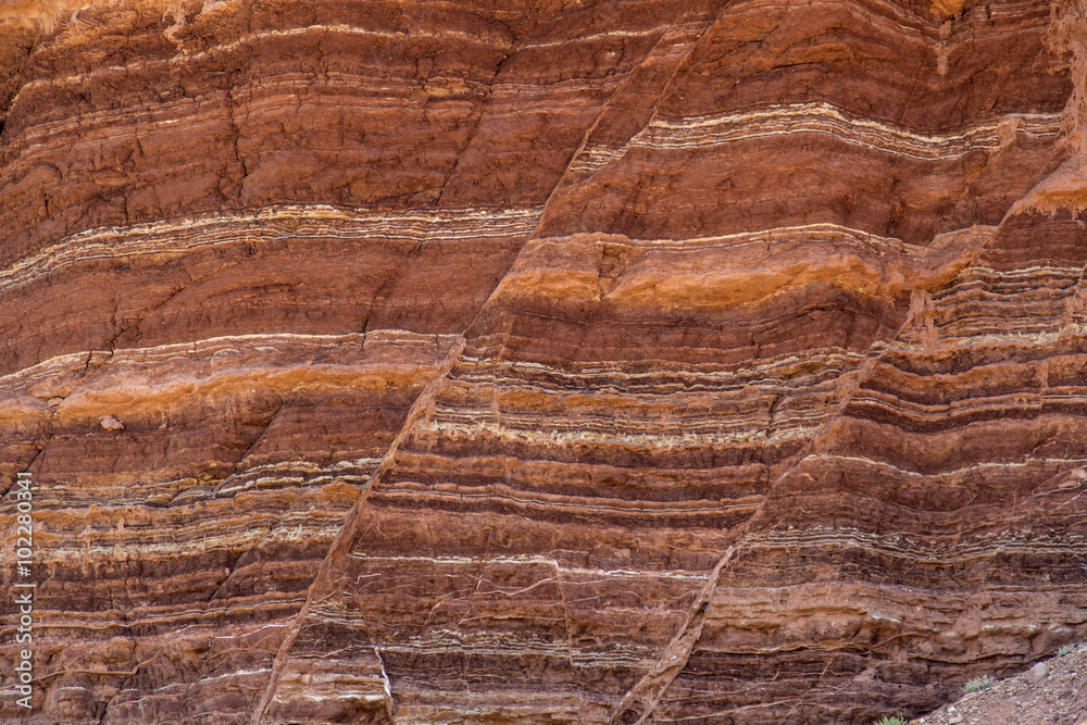 Fault lines and colorful layers in sandstone - obrazy, fototapety, plakaty 