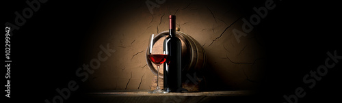czerwone-wino-na-tle-glinianej-sciany