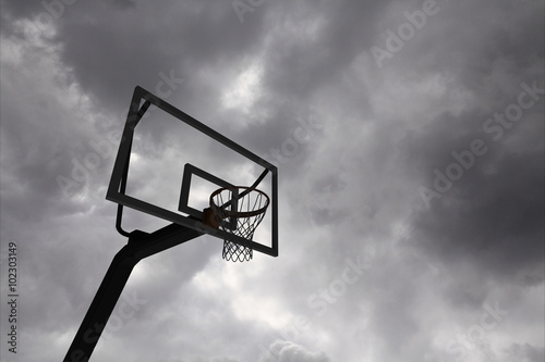 Obraz w ramie basketball hoop and sky