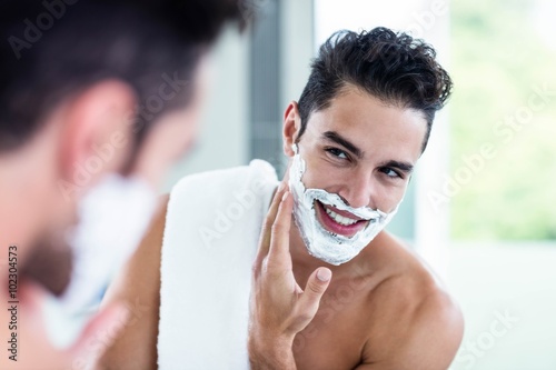 Fotomural Handsome man shaving his beard