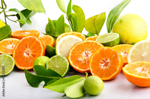 Fotografie, Obraz Vitaminreiche Zitrusfrüchte: Orangen, Zitronen, Limetten und Mandarinen :)