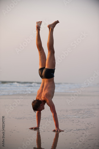 Fototapeta na wymiar acrobat on the beach