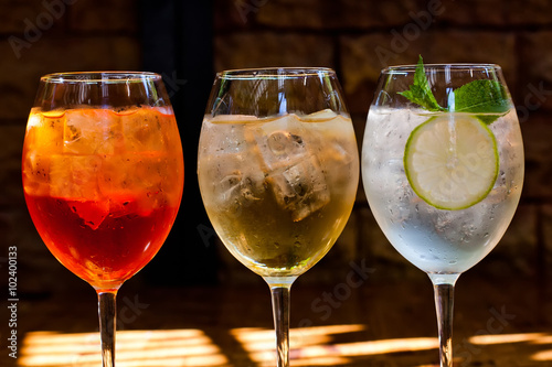 Cocktails: spritz aperol, Sprizz (spriss), Martini Royale Tableau sur Toile