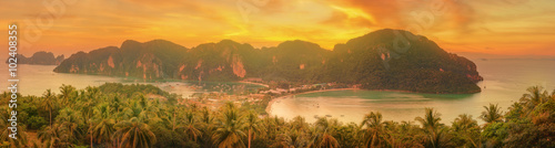 Fotografía Tropical island with resorts - Phi-Phi island, Krabi Province, Thailand