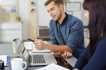 Canvas Print - junges team sucht informationen im internet