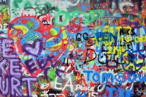Plakat ściana opryskana graffiti
