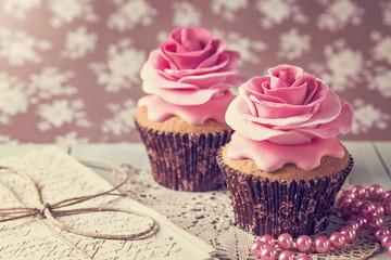 Wall Mural - Cupcakes with sweet rose flowers