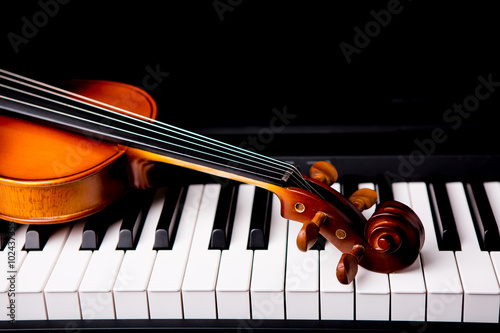 Dekoracja na wymiar  skrzypce-na-fortepianie-na-czarnym-tle
