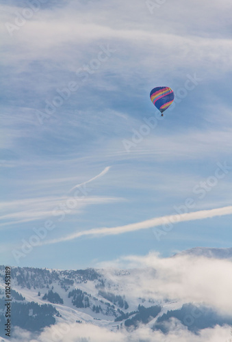 Nowoczesny obraz na płótnie Heißluftballon am Himmel, Ferne