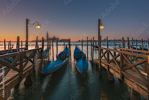 Naklejka na drzwi Long exposure Gondolas in Venice