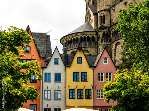 Fotografía Eine Reihe Bunter Häuser am Rheinufer vor Groß St