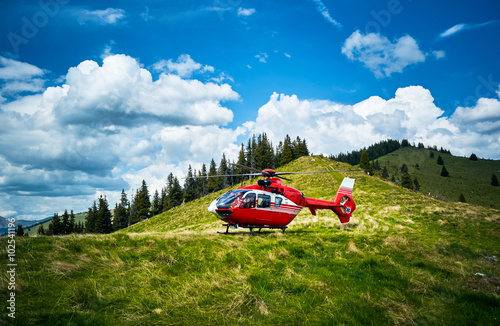 Obraz Dibond Start helikoptera w górach