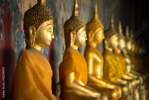 Foto Goldene Buddha Statuen in einem buddhistischen Tempel