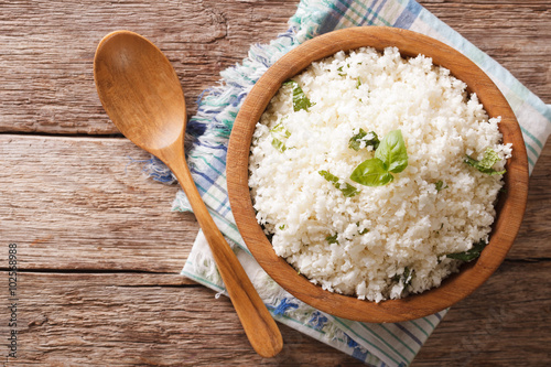 Fotografía Cauliflower rice with basil in a bowl close-up