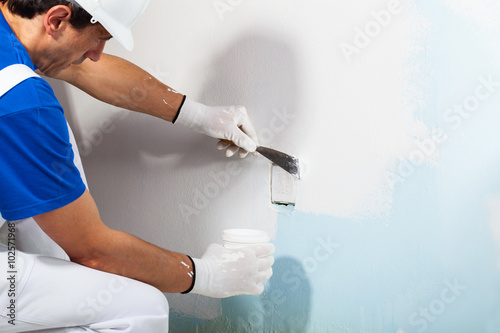 Fotografía Workman Applying Plaster with Putty Knife
