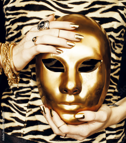 kobieta-rece-trzyma-zlota-maske-karnawalowa-bogaty-luksusowy-manicure-i-bizuterie-z-bliska-na-wydruku-zebry