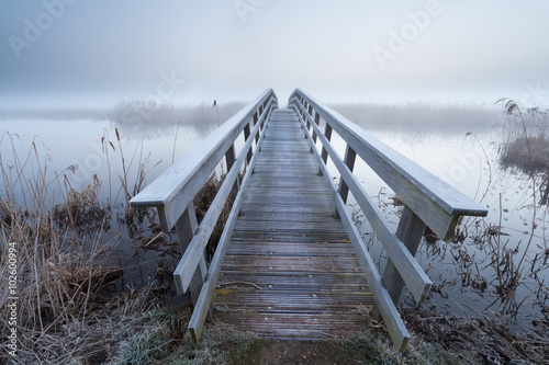 Fototapeta na szkło drewniany most przez rzekę w zimie