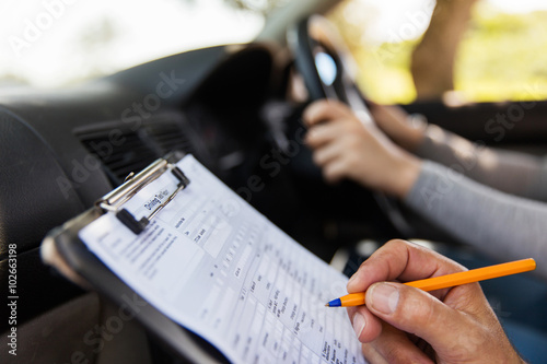 Fotomural Controlador estudiante que toma la prueba de conducción