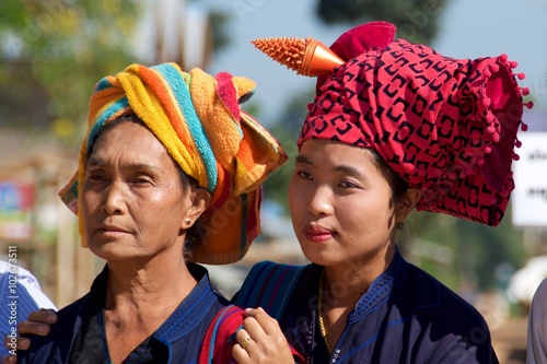 Fotografie, Obraz Shan Ženy v jejich tradičním hlavě zábaly v Inle Lake, Myanmar