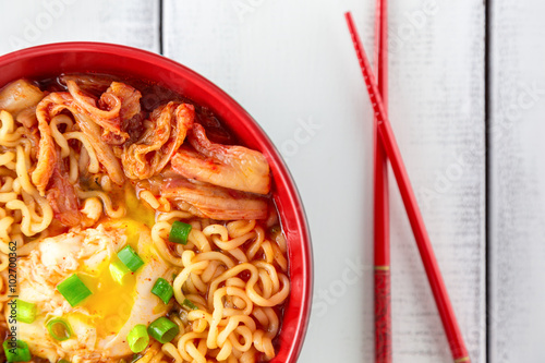 Fotografía Ramen coreanos con Kimchi en la madera blanca