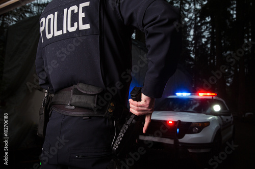 Fotografía Agente de policía agarrando su arma