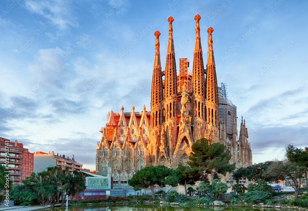 BARCELONA, SPAIN - FEBRUARY 10: La Sagrada Familia - the impress - obrazy, fototapety, plakaty 