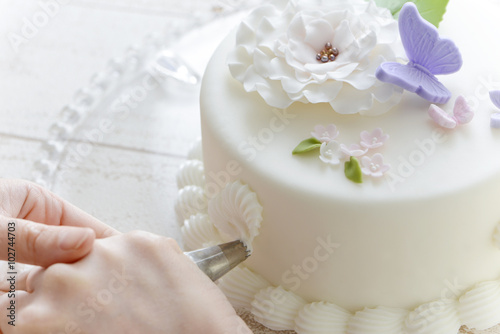 蝶々と花のケーキ デコレーションケーキ 春のケーキ クリーム ケーキ作り Buy This Stock Photo And Explore Similar Images At Adobe Stock Adobe Stock