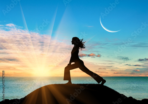 Poster Silhouette eines Mädchens Yoga zu praktizieren