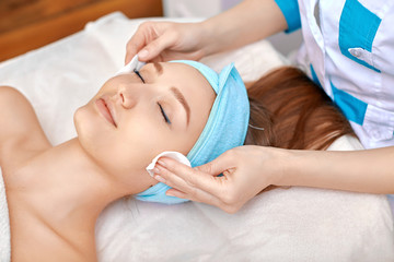 face cleaning in the beauty salon