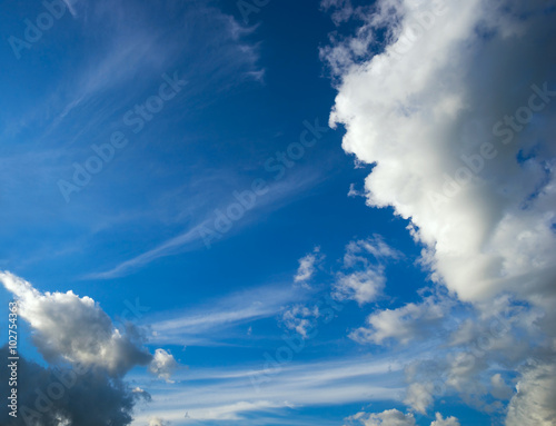 Obraz w ramie Blue sky with feather and Cumulus clouds .