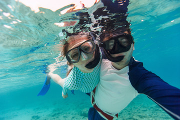 Wall Mural - Couple snorkeling