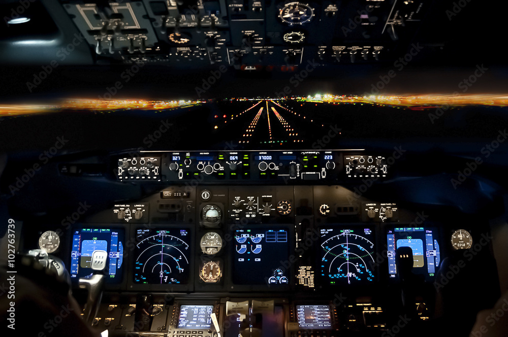 Foto Final approach at night - landing plane flight deck view