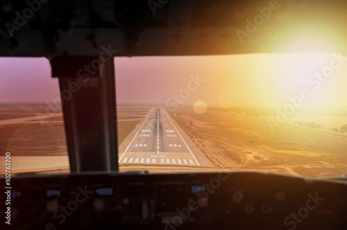 Fotografia Final approach during sunset. View from flight deck
