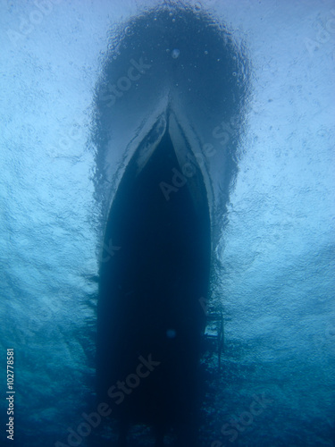 Motiv-Rollo - Underwater view of the boat in the sea surface and raining (von tonguy324)