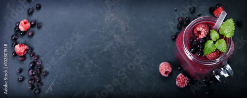 Doppelrollo mit Motiv - Berry smoothie on rustic background (von Natalia Klenova)