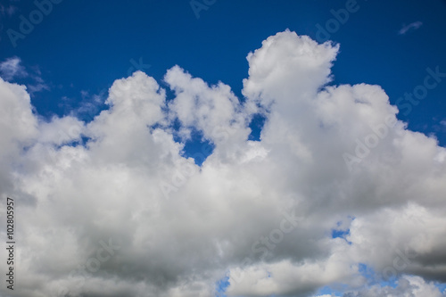Fototapeta na wymiar Niebo w chmurach latem