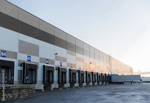 Fotomural warehouse gates and truck loading