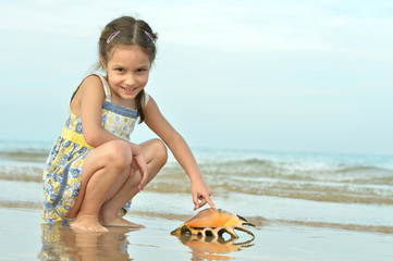 Wall Mural - little girl with shell