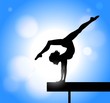 silhouette di ragazza che pratica ginnastica artistica sulla trave