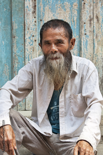 Plakat 80-letni mężczyzna ze starożytnego miasta Daxu w prowincji Guilin Guangxi w Chinach