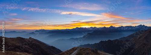 Fotografía Mountain silhouette and stunning sky at sunset, panorama