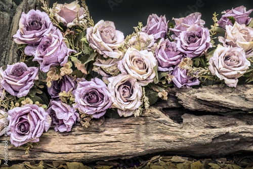 Nowoczesny obraz na płótnie still life with purple roses and timber